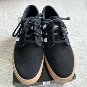 *BRAND NEW* ADIDAS SEELEY SNEAKERS, size 6